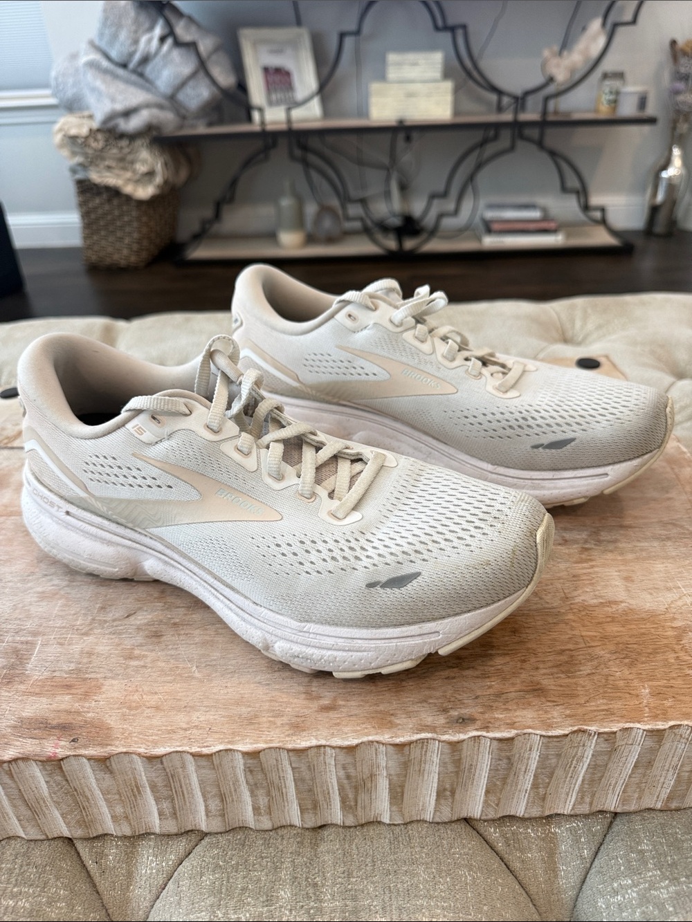 Brooks Ghost 15 Women’s 10 Cream and White Running Sneakers